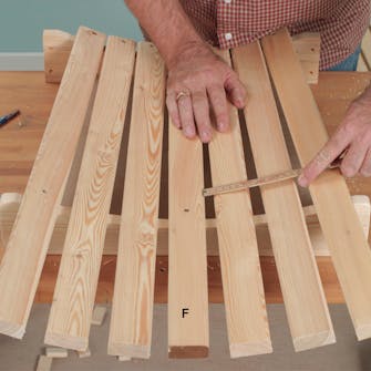 Adirondack-tuoli: Sauvat levitetään viuhkaksi Adirondack-tuoli: Sauvat levitetään viuhkaksi